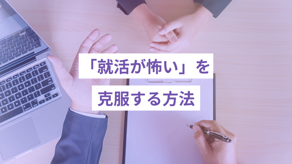 デスクの上で、目元取りながら話を聞くスーツの男性の手元と、向かいに両手を軽く組んで話を聞く女性の手元