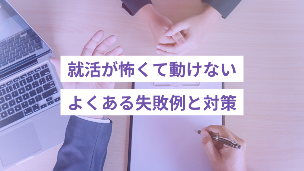 デスクの上で、目元取りながら話を聞くスーツの男性の手元と、向かいに両手を軽く組んで話を聞く女性の手元