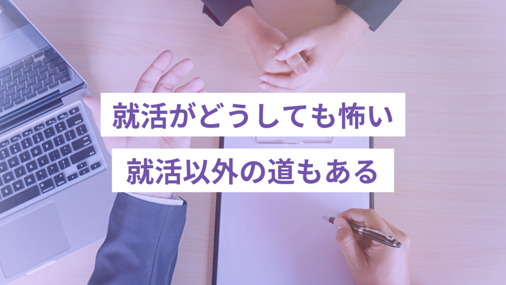 デスクの上で、目元取りながら話を聞くスーツの男性の手元と、向かいに両手を軽く組んで話を聞く女性の手元