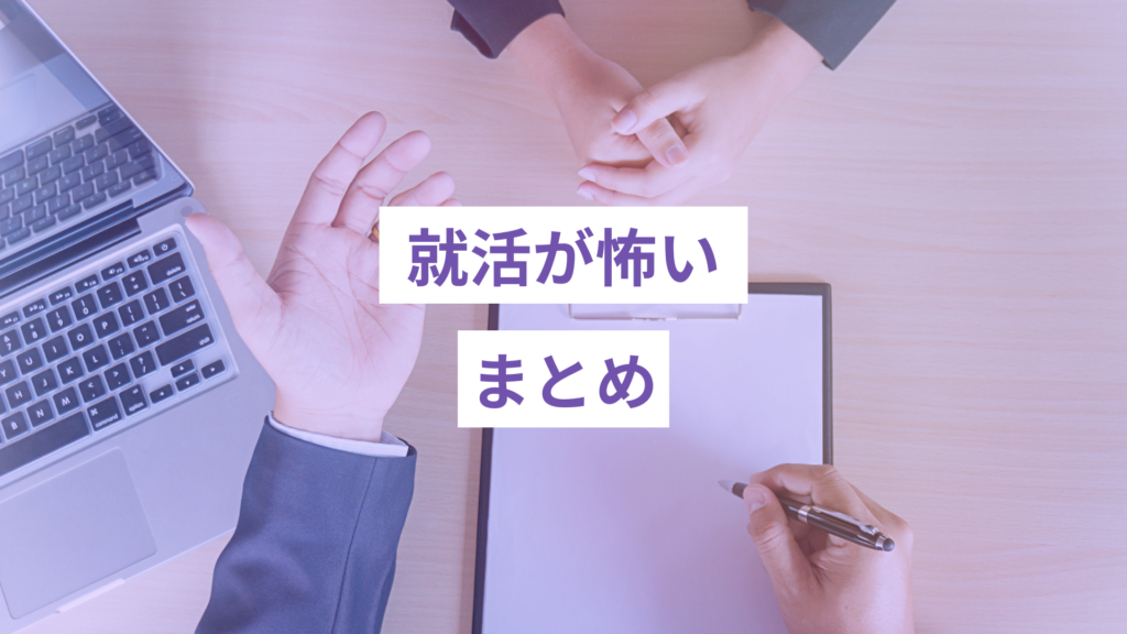 デスクの上で、目元取りながら話を聞くスーツの男性の手元と、向かいに両手を軽く組んで話を聞く女性の手元