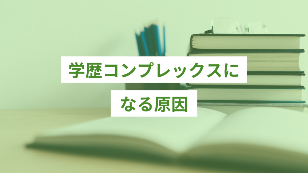 デスクの奥に積み上げられた本5冊と、左に青い鉛筆がたくさん入った鉛筆たて、その手前に開いた状態の白いノート