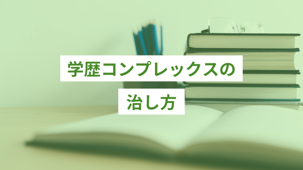 デスクの奥に積み上げられた本5冊と、左に青い鉛筆がたくさん入った鉛筆たて、その手前に開いた状態の白いノート