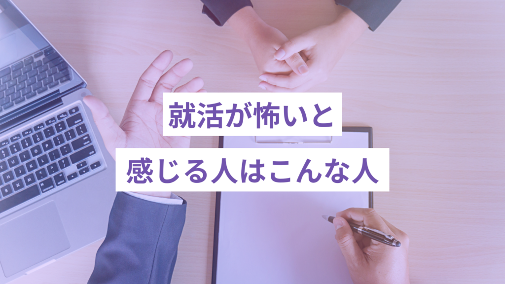 デスクの上で、目元取りながら話を聞くスーツの男性の手元と、向かいに両手を軽く組んで話を聞く女性の手元