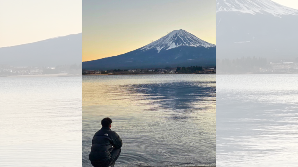 富士山を見ながら将来のことを考える大学生