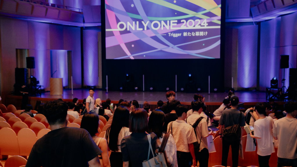 ONLYONE 2024（主催：MARKE LAB. [マーケラボ] ）の会場に参加者が入場している写真