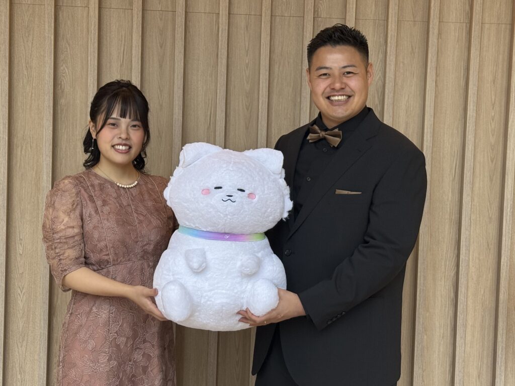 ONLYONE2025コンベンションで司会を務めた駒田亘輝さんと小黒真由さん