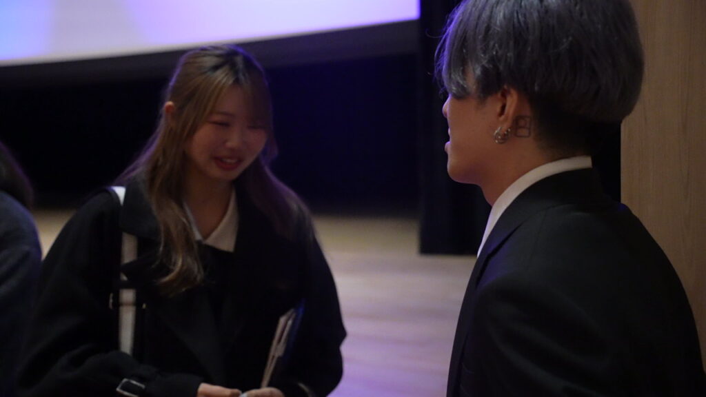 ONEマーケ キャリアコーチ、奥村さんと交流する様子