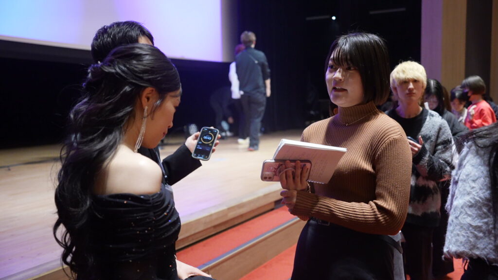 マーケラボ事業者 辰己さんと交流する様子