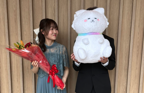 ONLYONE2025コンベンションでONEマーケ WEBスキルコース受講生代表の、和田友衣奈さんとワンマー犬のツーショット