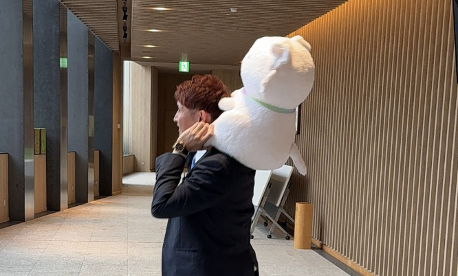 マーケラボ東京統括コンサルティングマネージャーに肩車されるワンマー犬