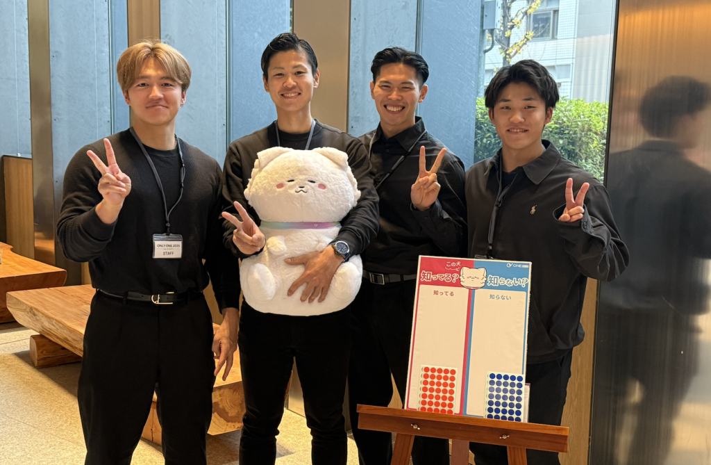 ONLYONE2025のスタッフとワンマー犬