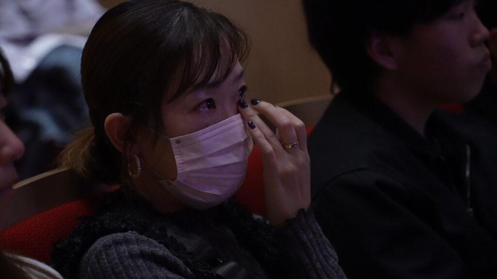 コンベンションに感動する女性