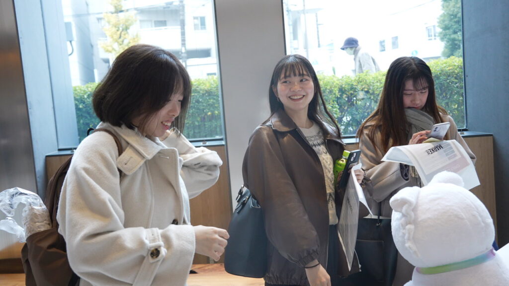 来場者とワンマー犬のぬいぐるみ